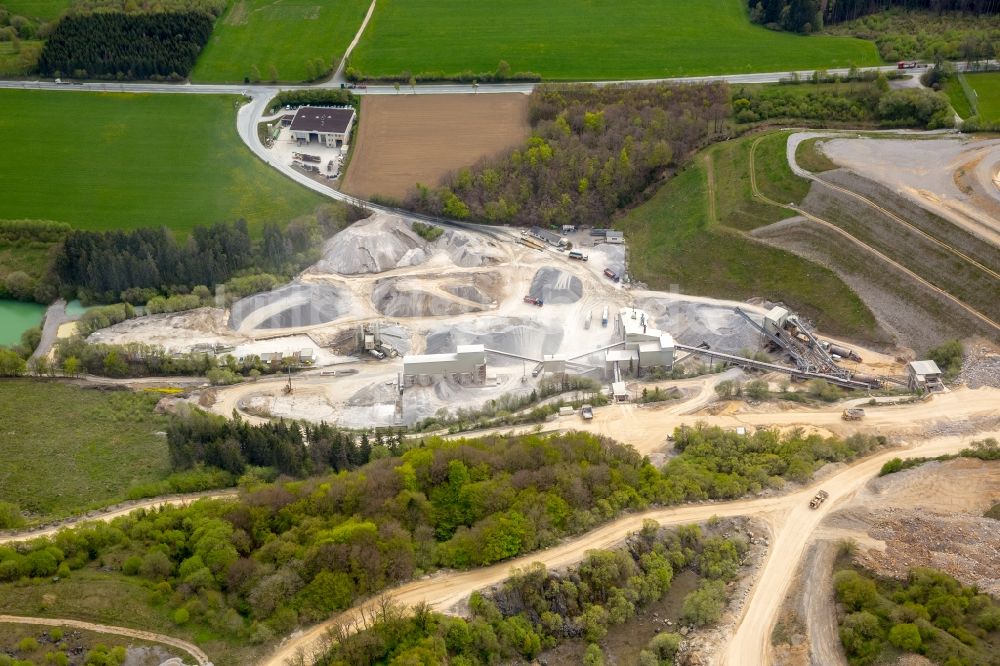 Brilon aus der Vogelperspektive: Steinbruch zum Abbau von der Rheinkalk Messinghausen GmbH & Co. KG in Brilon im Bundesland Nordrhein-Westfalen, Deutschland