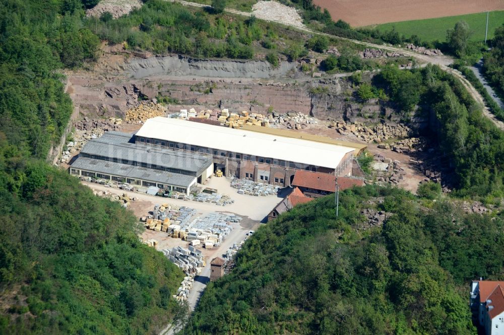 Maulbronn aus der Vogelperspektive: Steinbruch zum Abbau von Sandstein- Blöcken in Maulbronn im Bundesland Baden-Württemberg