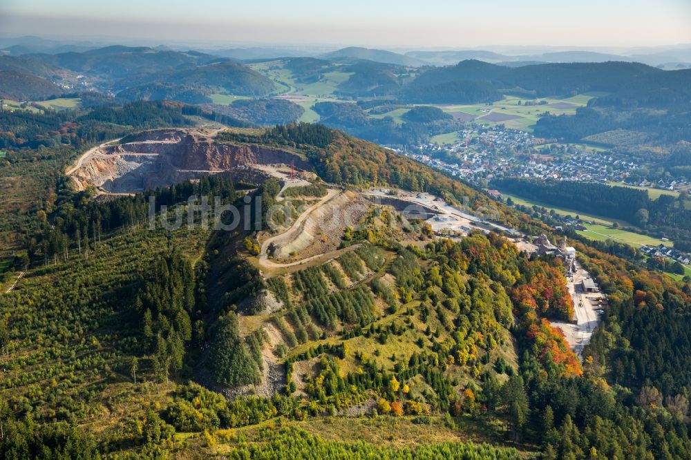 Brilon von oben - Steinbruch zum Abbau von Sandstein in Brilon im Bundesland Nordrhein-Westfalen