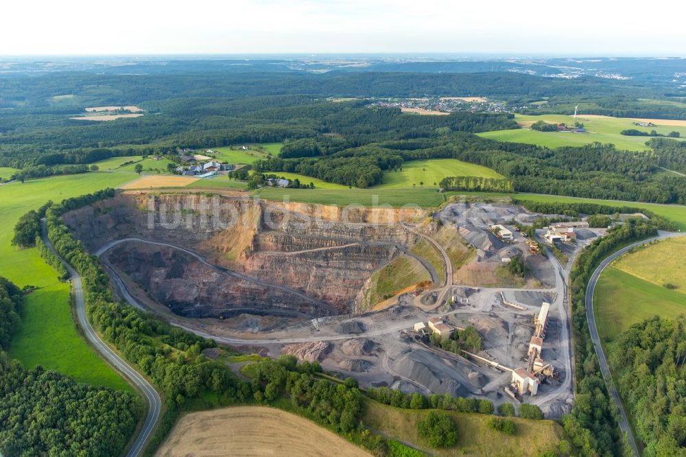 Luftaufnahme Arnsberg - Steinbruch zum Abbau von Sandstein und Kies in Arnsberg im Bundesland Nordrhein-Westfalen