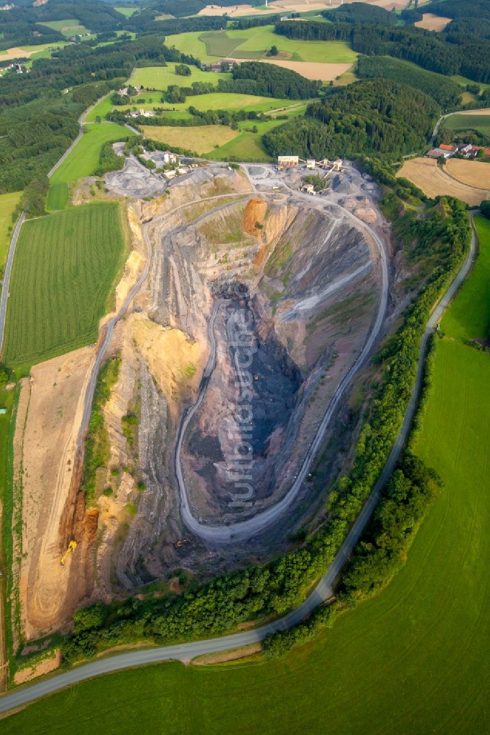 Arnsberg von oben - Steinbruch zum Abbau von Sandstein und Kies in Arnsberg im Bundesland Nordrhein-Westfalen