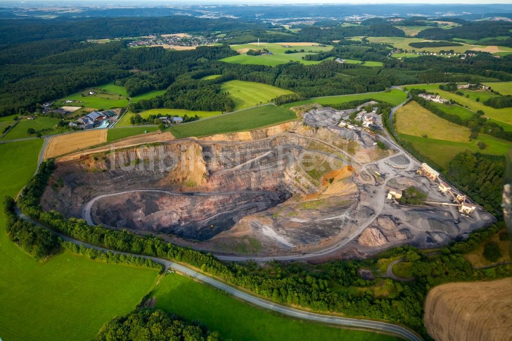 Arnsberg aus der Vogelperspektive: Steinbruch zum Abbau von Sandstein und Kies in Arnsberg im Bundesland Nordrhein-Westfalen