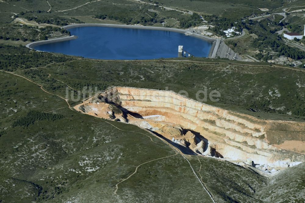 Luftaufnahme Marseille - Steinbruch zum Abbau von Sandstein am Rande des Stadtteil Les Micocouliers in Marseille in Provence-Alpes-Cote d'Azur, Frankreich