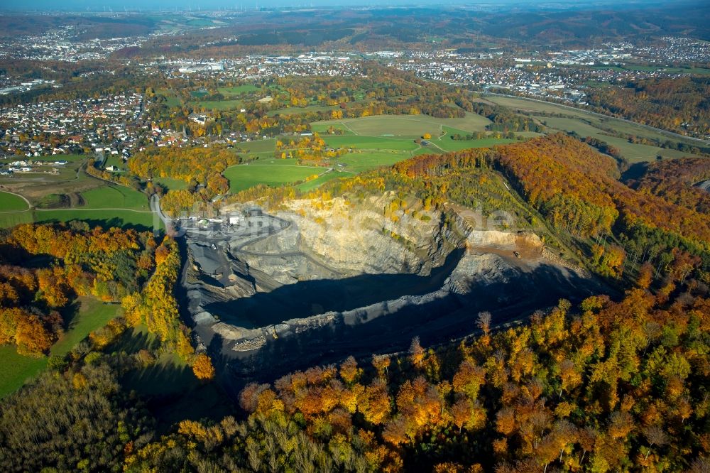 Luftaufnahme Arnsberg - Steinbruch zum Abbau von Schiefer in Neheim in Arnsberg im Bundesland Nordrhein-Westfalen