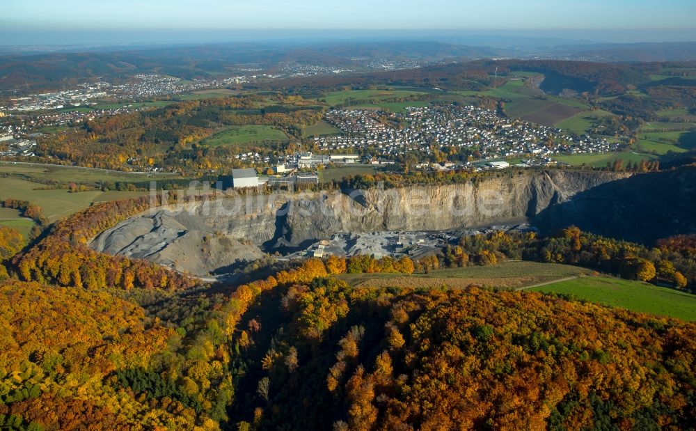 Arnsberg von oben - Steinbruch zum Abbau von Schiefer in Neheim in Arnsberg im Bundesland Nordrhein-Westfalen