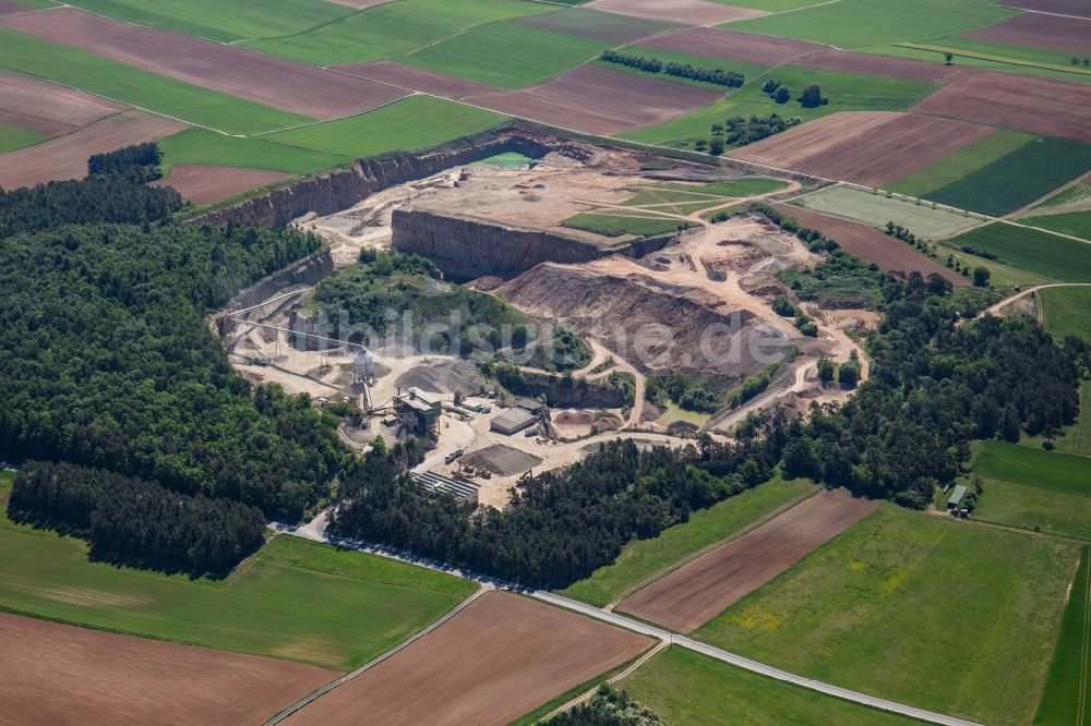 Karlstadt aus der Vogelperspektive: Steinbruch zum Abbau von Schotter der Emil Väth GmbH Schotterwerk und Bauschuttrecycling Am Schotterwerk in Karlstadt im Bundesland Bayern, Deutschland