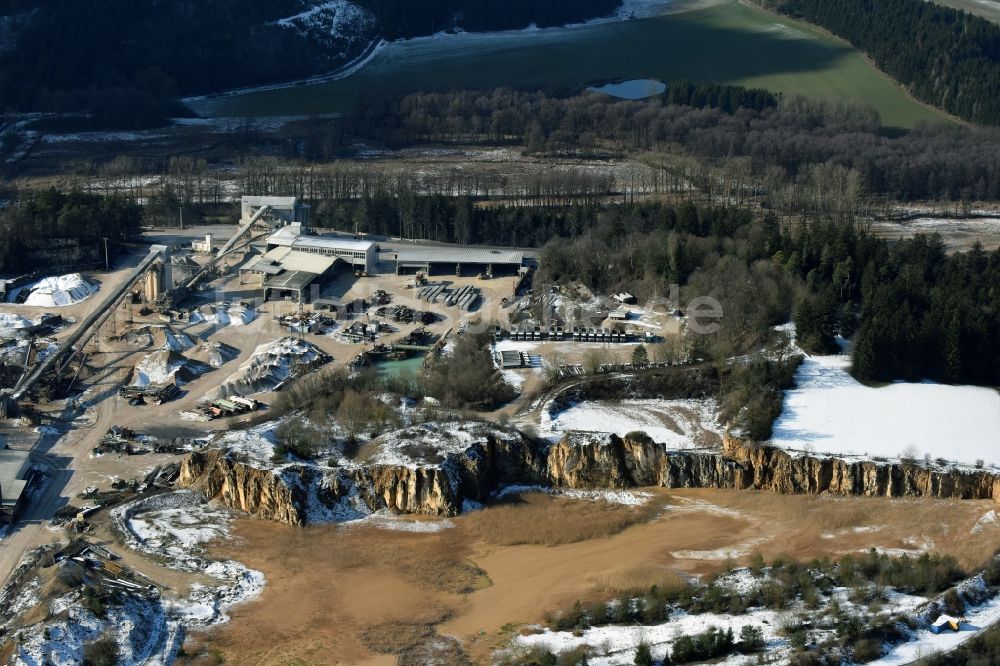 Velburg aus der Vogelperspektive: Steinbruch zum Abbau von Schotter in Velburg im Bundesland Bayern