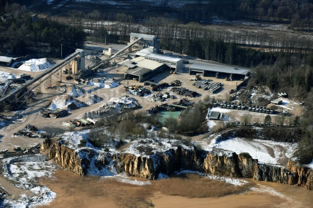 Velburg aus der Vogelperspektive: Steinbruch zum Abbau von Schotter in Velburg im Bundesland Bayern