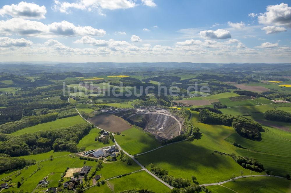 Luftaufnahme Menden (Sauerland) - Steinbruch zum Kalksteinabbau in Menden (Sauerland) im Bundesland Nordrhein-Westfalen