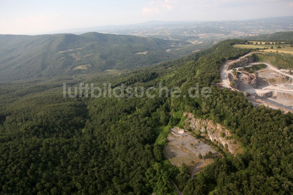 Luftaufnahme Località Alfina - Steinbruch zum ... in Località Alfina in Italien