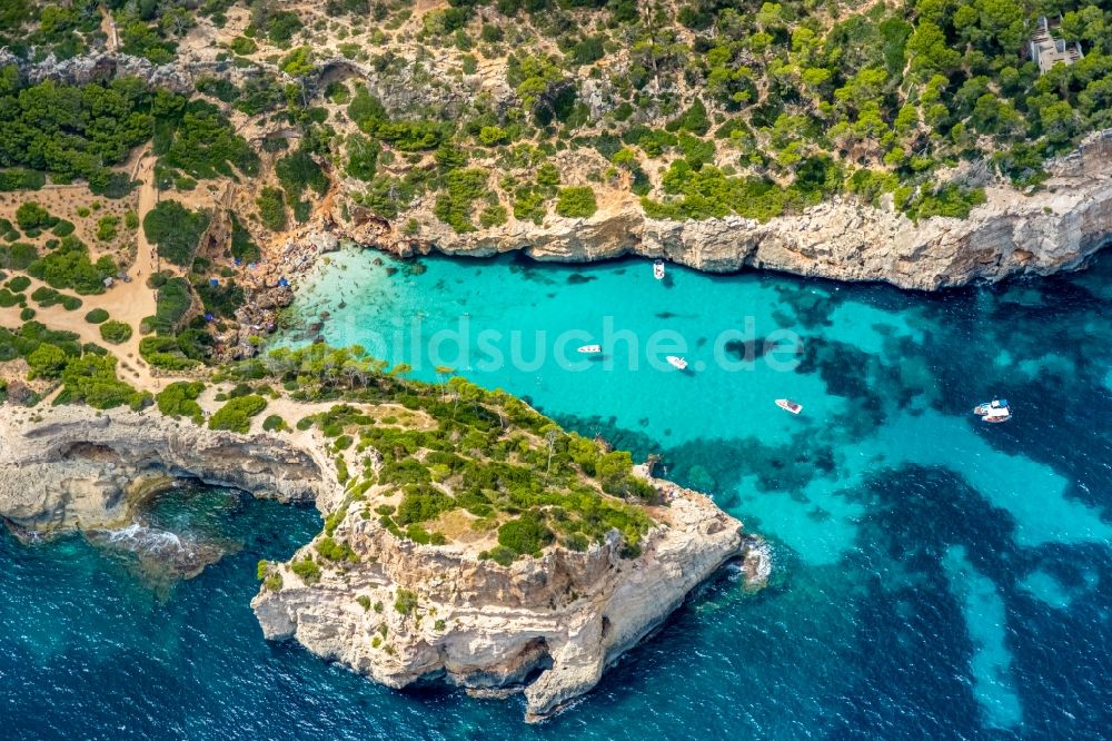 Cap des Moro aus der Vogelperspektive: Steinige Strand- Landschaft an der Küste Caló des Moro in Cap des Moro in Balearische Insel Mallorca, Spanien
