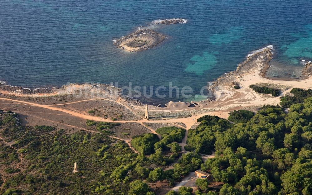 Luftaufnahme Son Sierra de Marina - Steinige Strand- Landschaft an der Küste mit Obelisken- und Peilturm- Resten der Marine in Son Sierra de Marina auf der balearischen Mittelmeerinsel Mallorca, Spanien