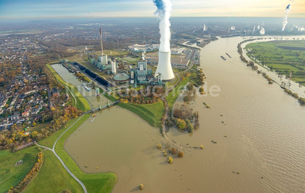 Duisburg aus der Vogelperspektive: Steinkohlekraftwerk am Fluss Rhein bei Hochwasser im Ortsteil Alt-Walsum in Duisburg im Bundesland Nordrhein-Westfalen, Deutschland