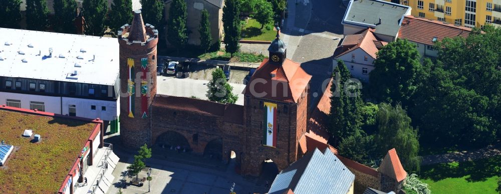 Bernau von oben - Steintor mit dem Hungerturm von Bernau in Brandenburg