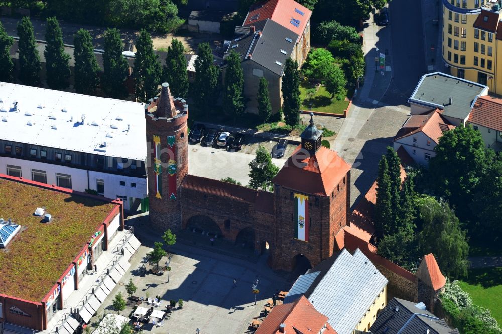 Bernau aus der Vogelperspektive: Steintor mit dem Hungerturm von Bernau in Brandenburg