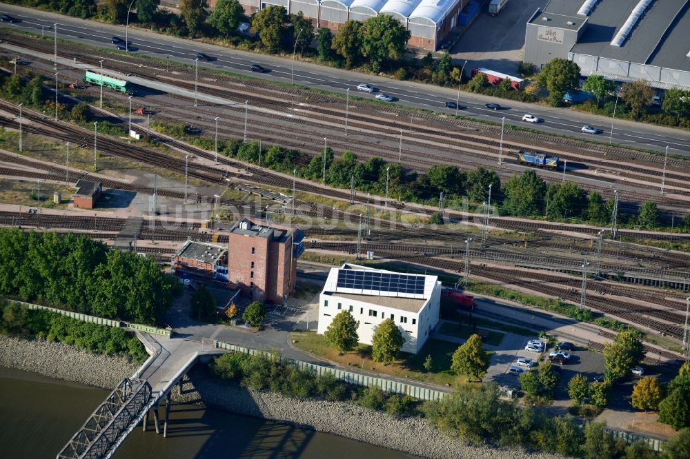 Hamburg aus der Vogelperspektive: Stellwerk Rangierbahnhof Hafenbahnhof Hamburg-Süd in Hamburg-Mitte / Kleiner Grasbrook