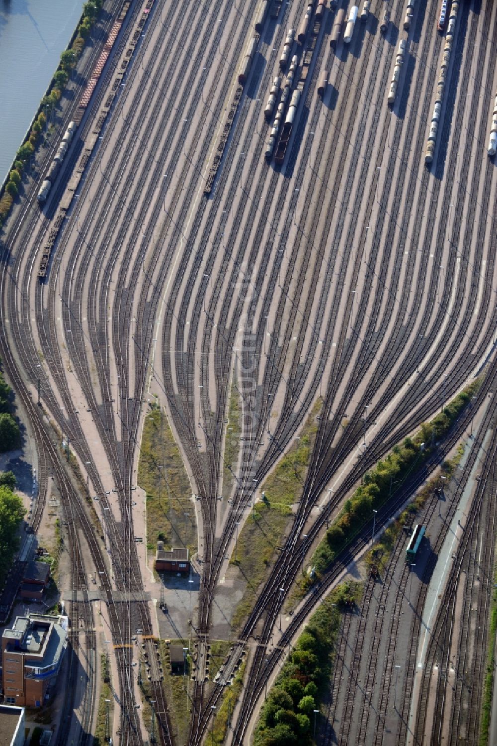 Hamburg aus der Vogelperspektive: Stellwerk Rangierbahnhof Hafenbahnhof Hamburg-Süd in Hamburg-Mitte / Kleiner Grasbrook