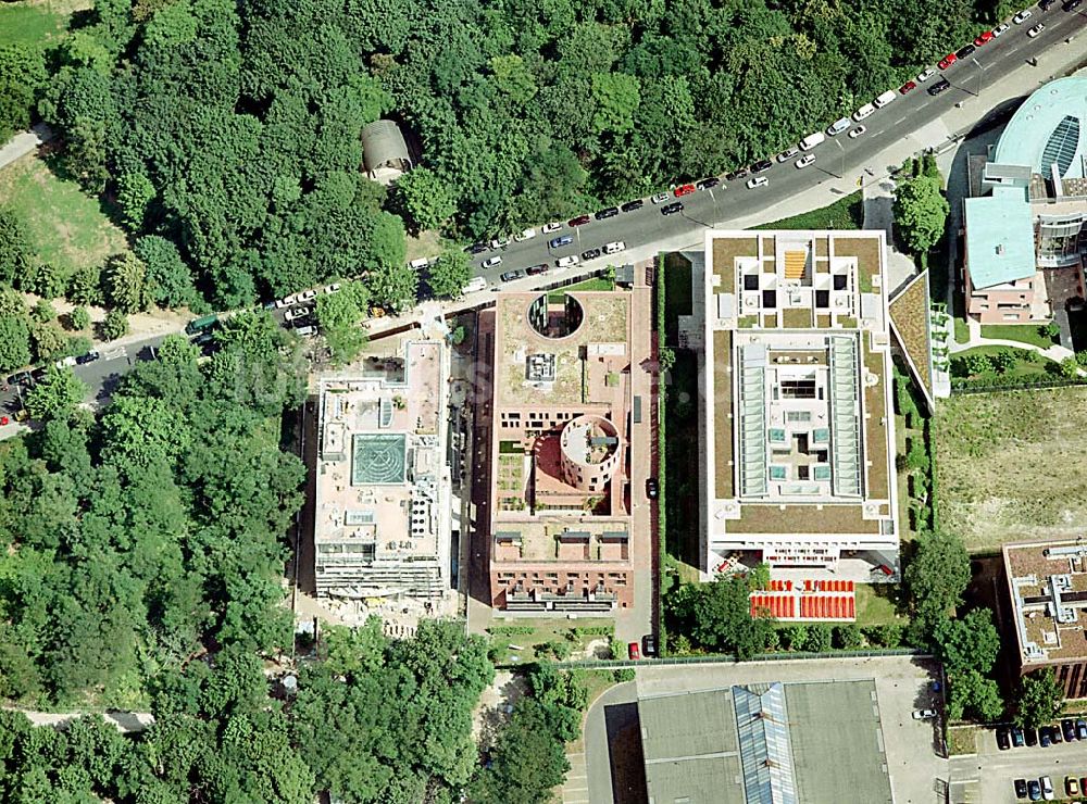 Berlin- Tiergarten aus der Vogelperspektive: Österreichische Botschaft, Landesvertretung Baden-Würtemberg, Indische Botschaft, Botschaft der Republik Südafrika (rechts) an der Tiergartenstraße 17 A, 18 in Berlin- Tiergarten