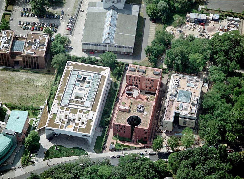 Berlin- Tiergarten aus der Vogelperspektive: Österreichische Botschaft, Landesvertretung Baden-Würtemberg, Indische Botschaft, Botschaft der Republik Südafrika (rechts) an der Tiergartenstraße 17 A, 18 in Berlin- Tiergarten