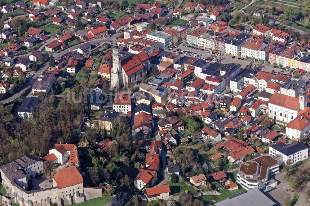 Luftaufnahme Tittmoning - Stiftskirche St. Laurentius und Altstadt von Tittmoning an der Salzach im Bundesland Bayern