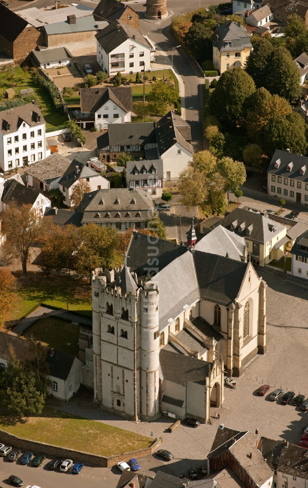 Luftaufnahme Münstermaifeld - Stiftskirche St. Martin und St. Severus in Münstermaifeld im Bundesland Rheinland-Pfalz