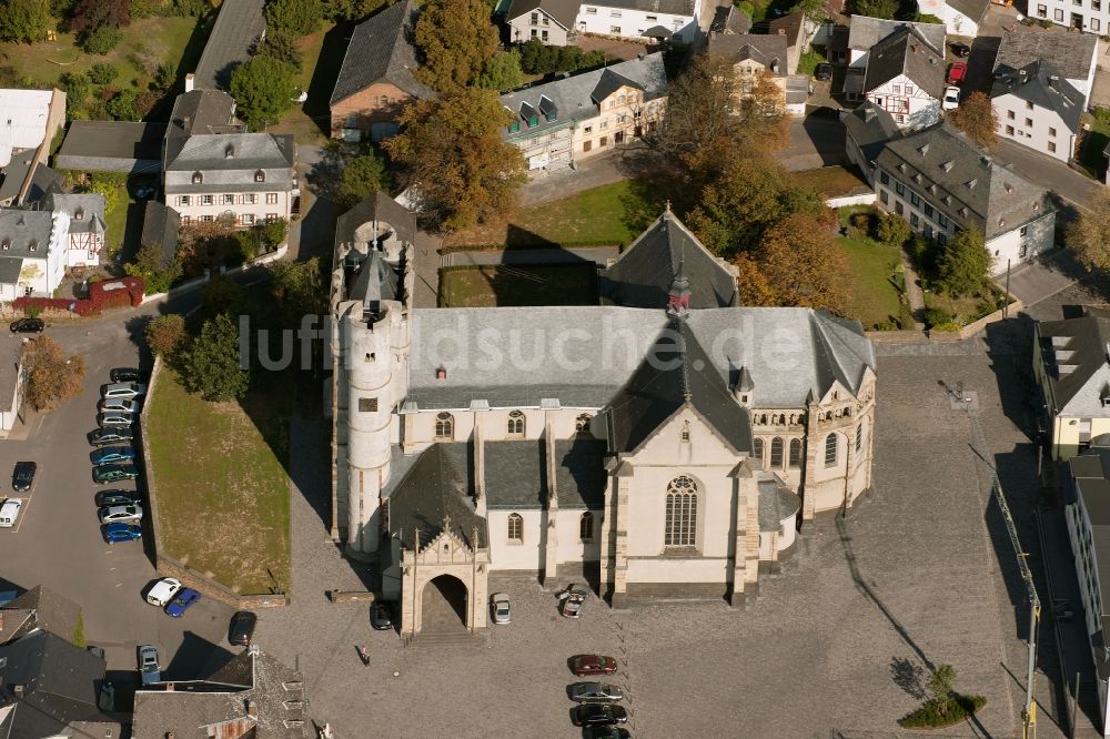 Münstermaifeld von oben - Stiftskirche St. Martin und St. Severus in Münstermaifeld im Bundesland Rheinland-Pfalz