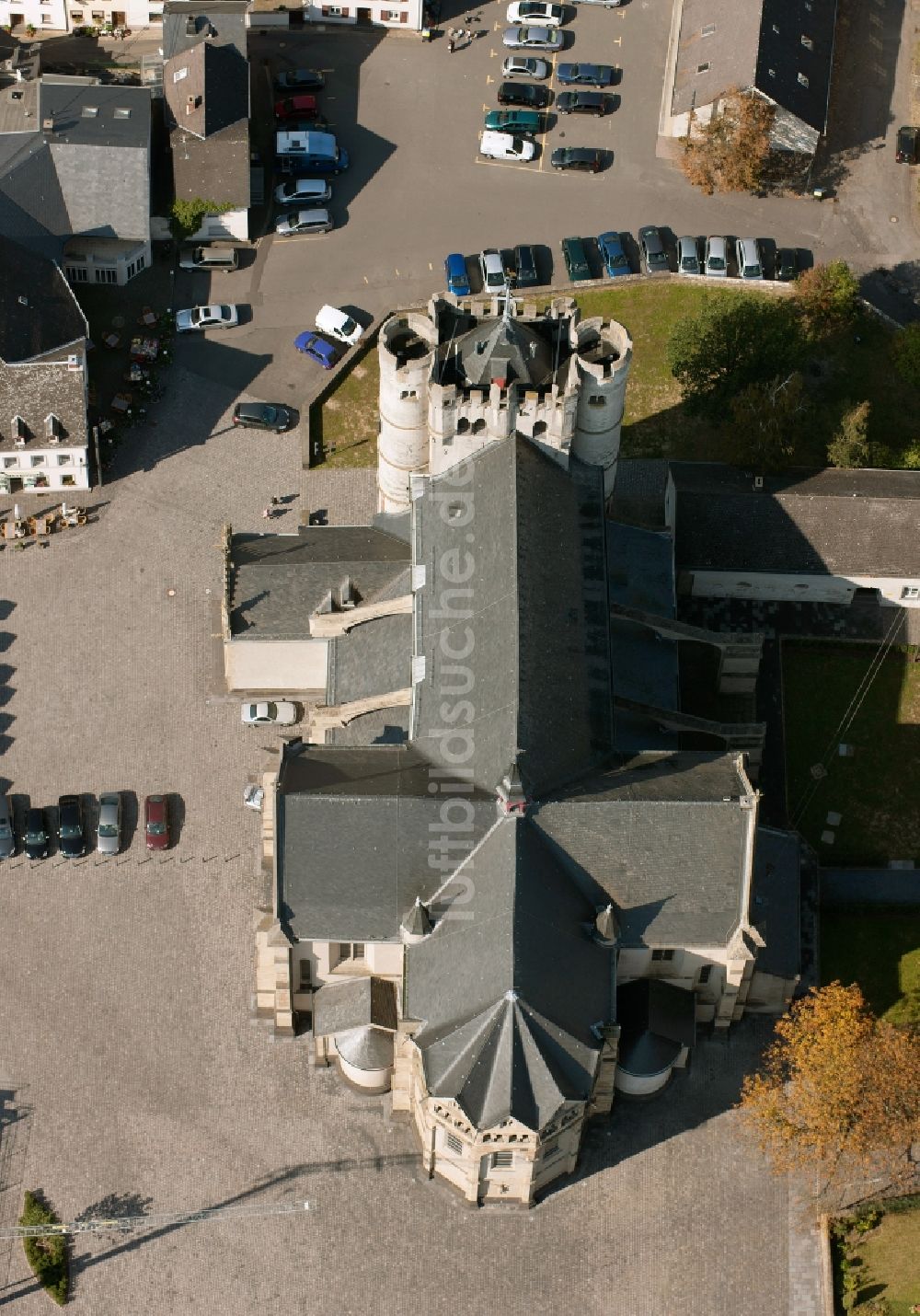 Münstermaifeld aus der Vogelperspektive: Stiftskirche St. Martin und St. Severus in Münstermaifeld im Bundesland Rheinland-Pfalz