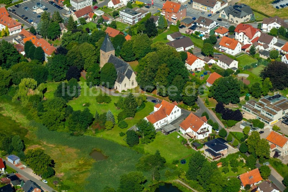 Stift Quernheim aus der Vogelperspektive: Stiftskirche und Ortsansicht von Stift Quernheim im Bundesland Nordrhein-Westfalen