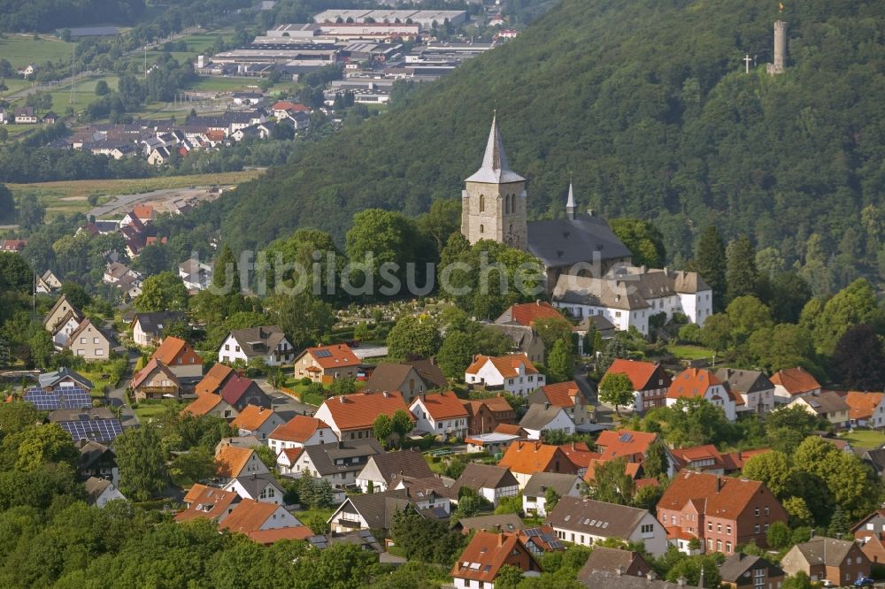 Marsberg von oben - Stiftskirche St. Petrus und Paulus in Marsberg in Nordrhein-Westfalen