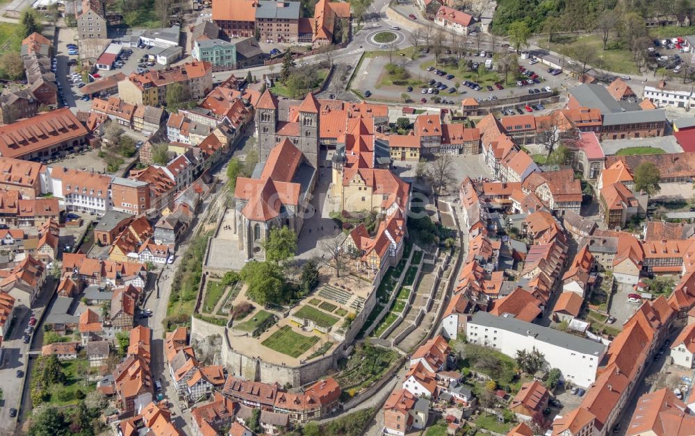 Quedlinburg von oben - Stiftskirche St. Servatius und Schloss Quedlinburg im Bundesland Sachsen-Anhalt