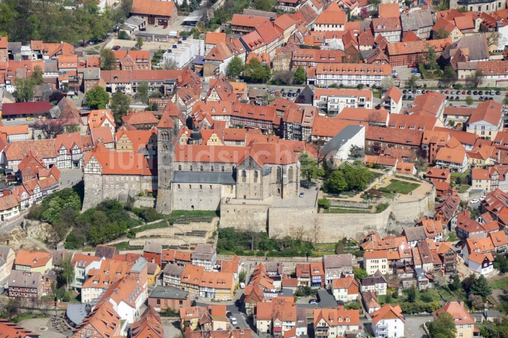 Quedlinburg aus der Vogelperspektive: Stiftskirche St. Servatius und Schloss Quedlinburg im Bundesland Sachsen-Anhalt