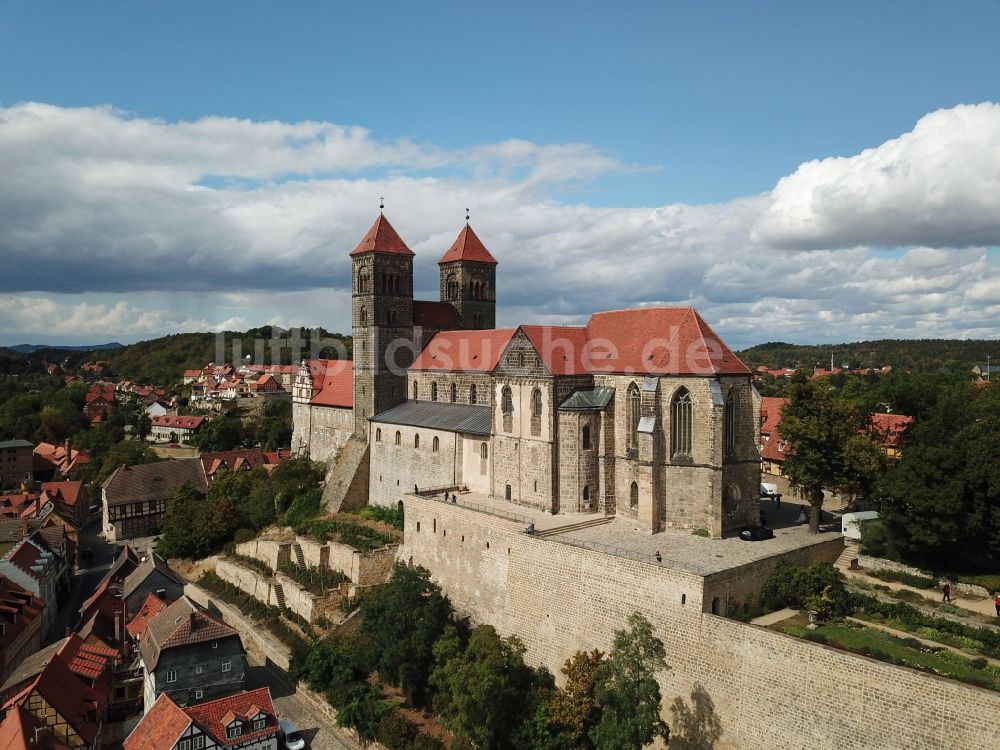 Quedlinburg von oben - Stiftskirche St. Servatius und Schloss Quedlinburg im Bundesland Sachsen-Anhalt