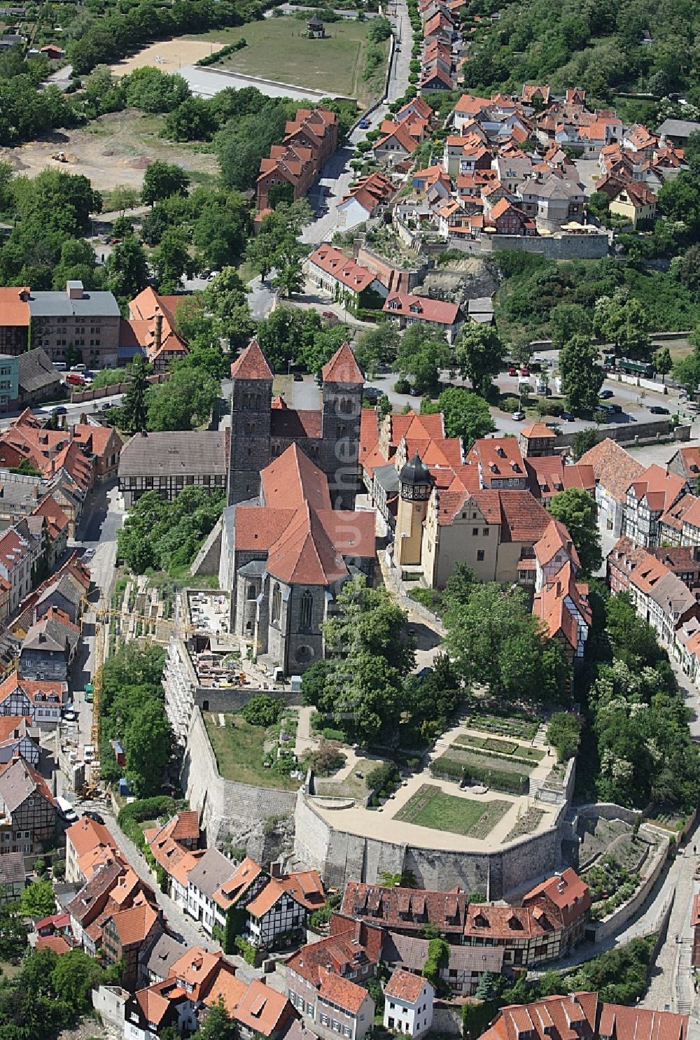 Quedlinburg aus der Vogelperspektive: Stiftskirche St. Servatius und Schloss Quedlinburg im Bundesland Sachsen-Anhalt