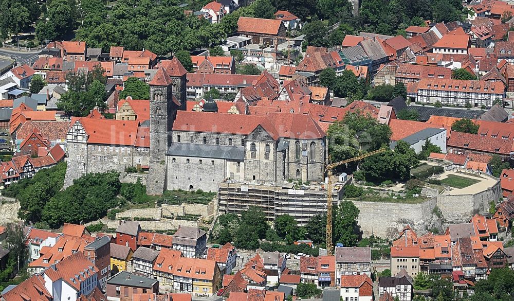 Quedlinburg aus der Vogelperspektive: Stiftskirche St. Servatius und Schloss Quedlinburg im Bundesland Sachsen-Anhalt