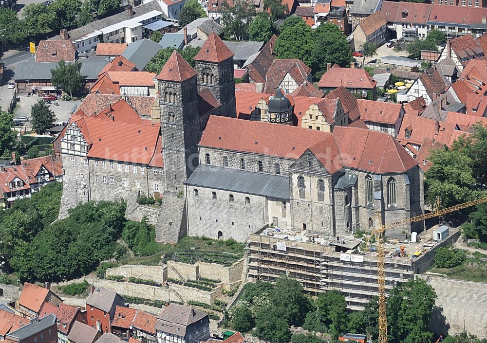 Luftaufnahme Quedlinburg - Stiftskirche St. Servatius und Schloss Quedlinburg im Bundesland Sachsen-Anhalt