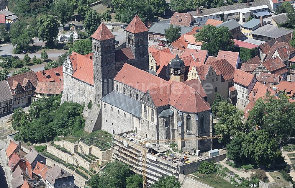 Quedlinburg von oben - Stiftskirche St. Servatius und Schloss Quedlinburg im Bundesland Sachsen-Anhalt