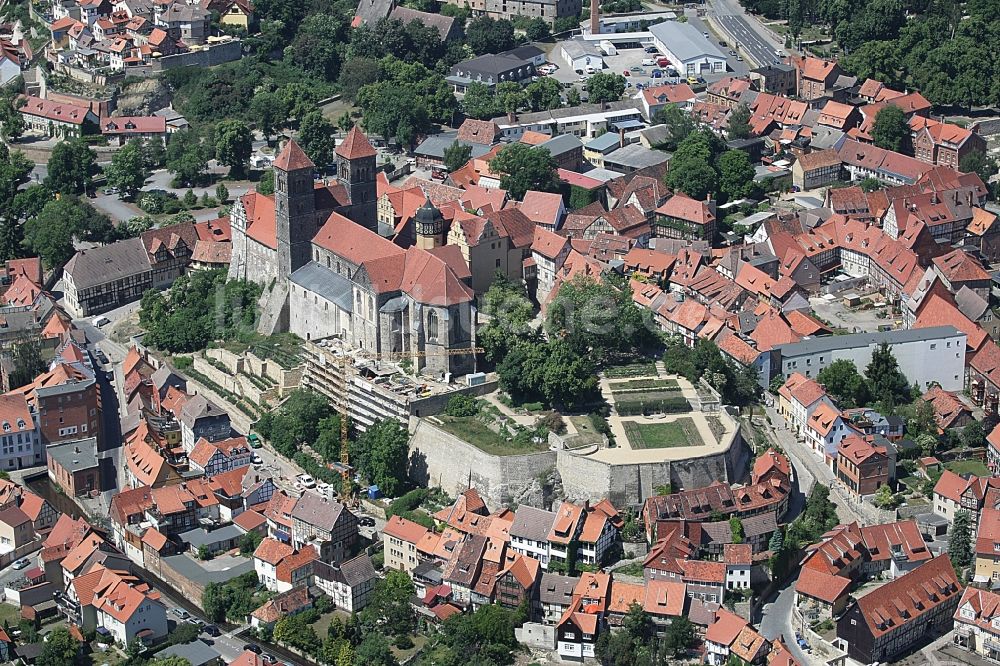 Quedlinburg aus der Vogelperspektive: Stiftskirche St. Servatius und Schloss Quedlinburg im Bundesland Sachsen-Anhalt