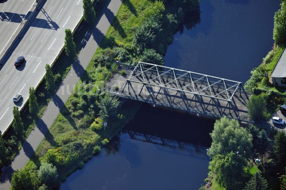 Luftaufnahme Berlin - Stillgelegte Brücke in Berlin- Britz auf dem Gelände der Wasser- und Schiffahrtsverwaltung des Bundes