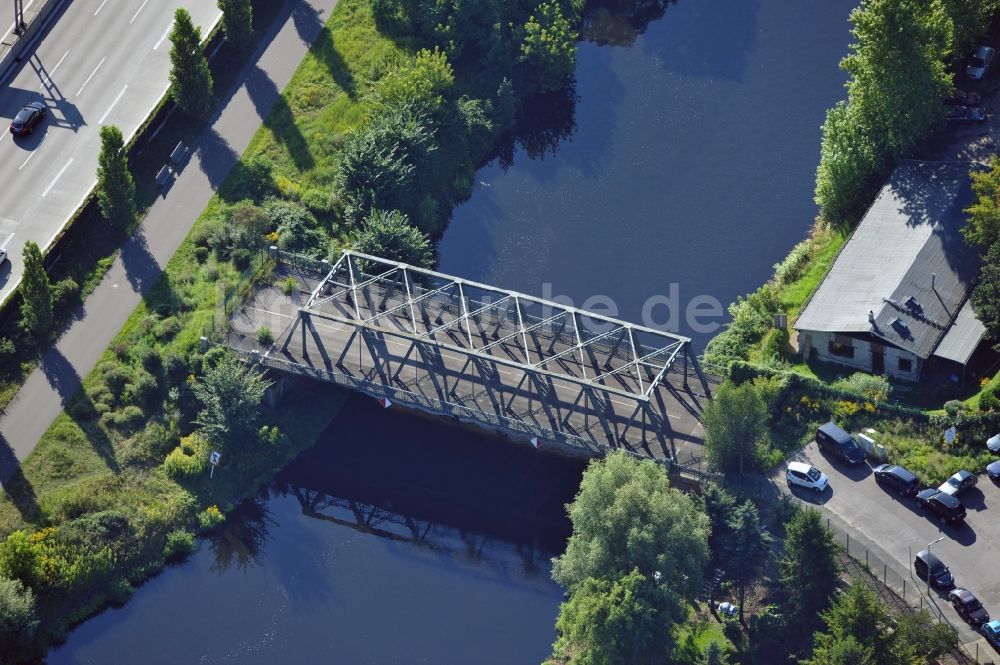 Berlin von oben - Stillgelegte Brücke in Berlin- Britz auf dem Gelände der Wasser- und Schiffahrtsverwaltung des Bundes