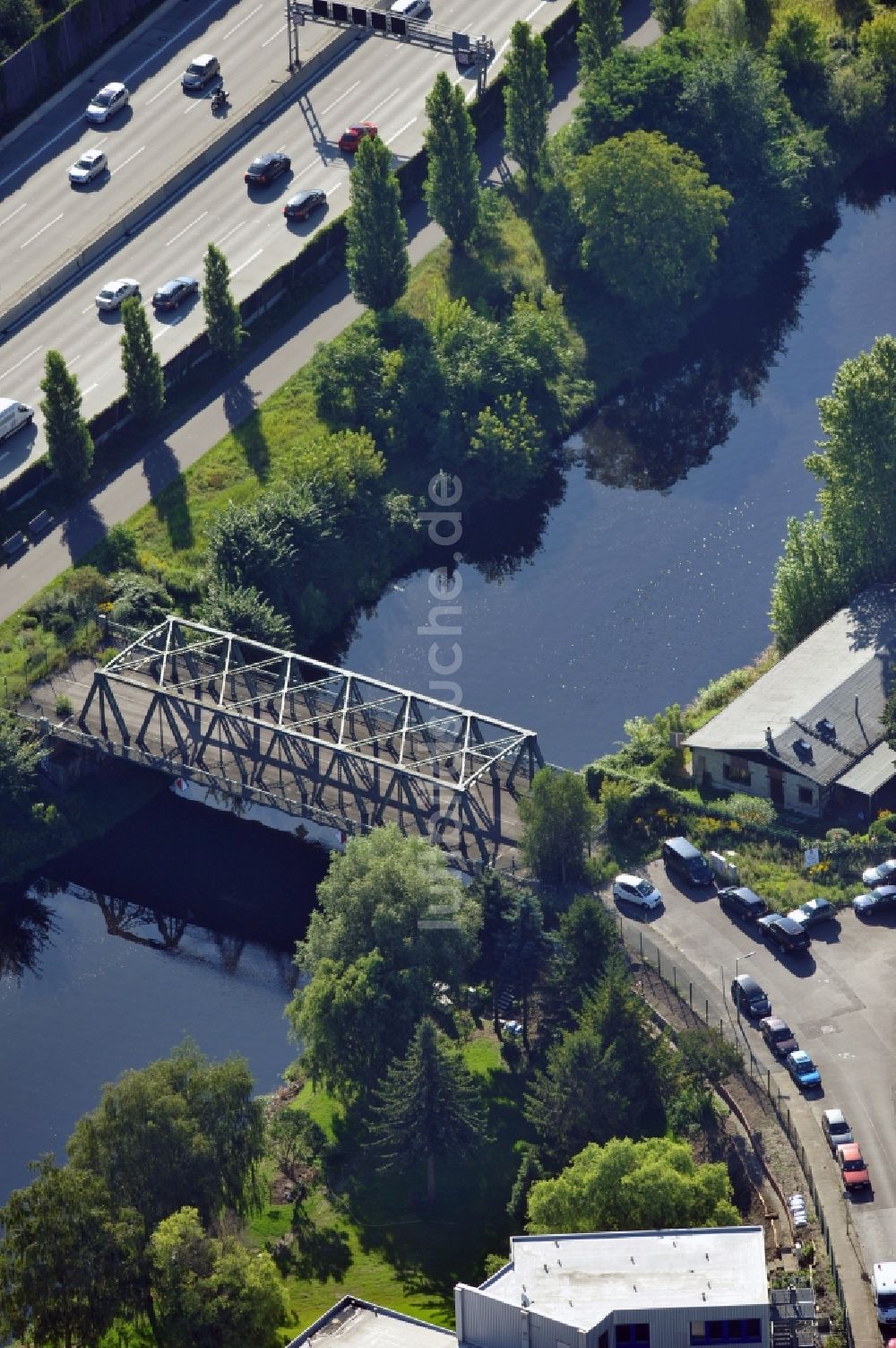 Berlin aus der Vogelperspektive: Stillgelegte Brücke in Berlin- Britz auf dem Gelände der Wasser- und Schiffahrtsverwaltung des Bundes