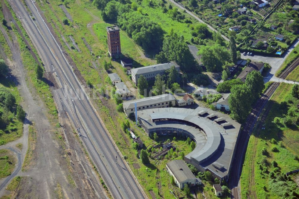 Luftbild Halberstadt - Stillgelegte Drehscheibe und Ruine des Rundschuppens / Lokschuppen auf dem Gelände des ehemaligen Bahnbetriebswerk Halberstadt im Bundesland Sachsen-Anhalt