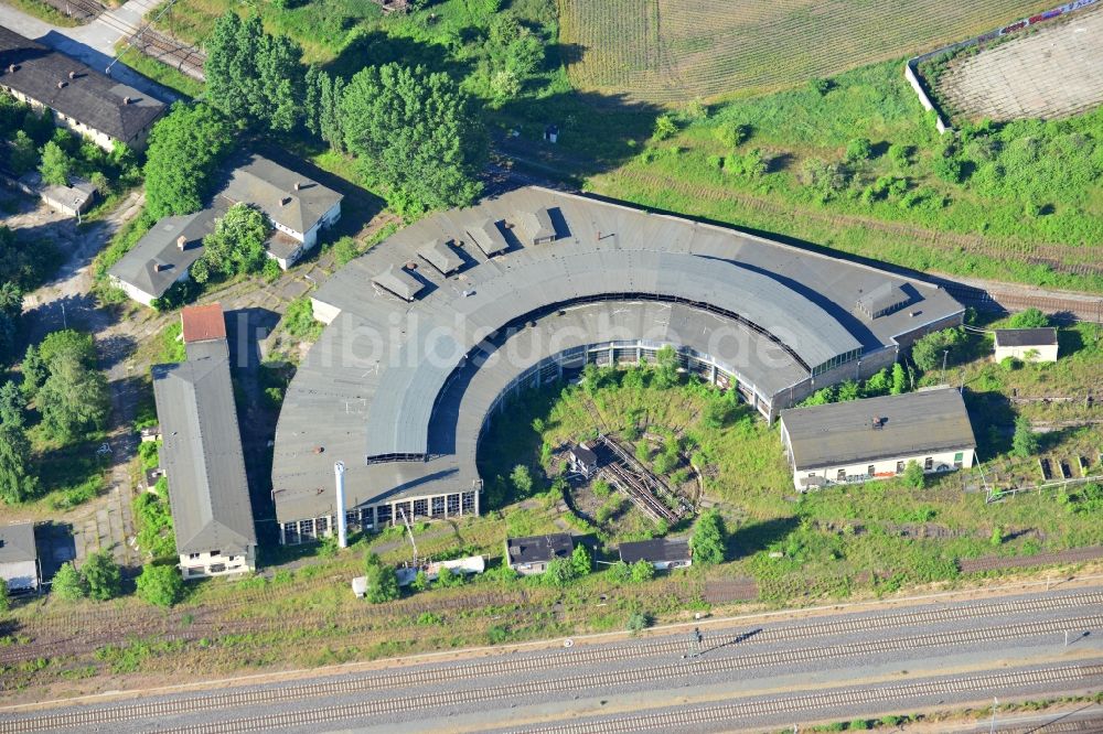 Luftaufnahme Halberstadt - Stillgelegte Drehscheibe und Ruine des Rundschuppens / Lokschuppen auf dem Gelände des ehemaligen Bahnbetriebswerk Halberstadt im Bundesland Sachsen-Anhalt