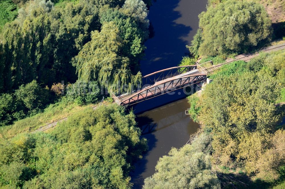 Luftbild Hamburg - Stillgelegte Eisenbahnbrücke Auetiefbrücke in Hamburg-Finkenwerder