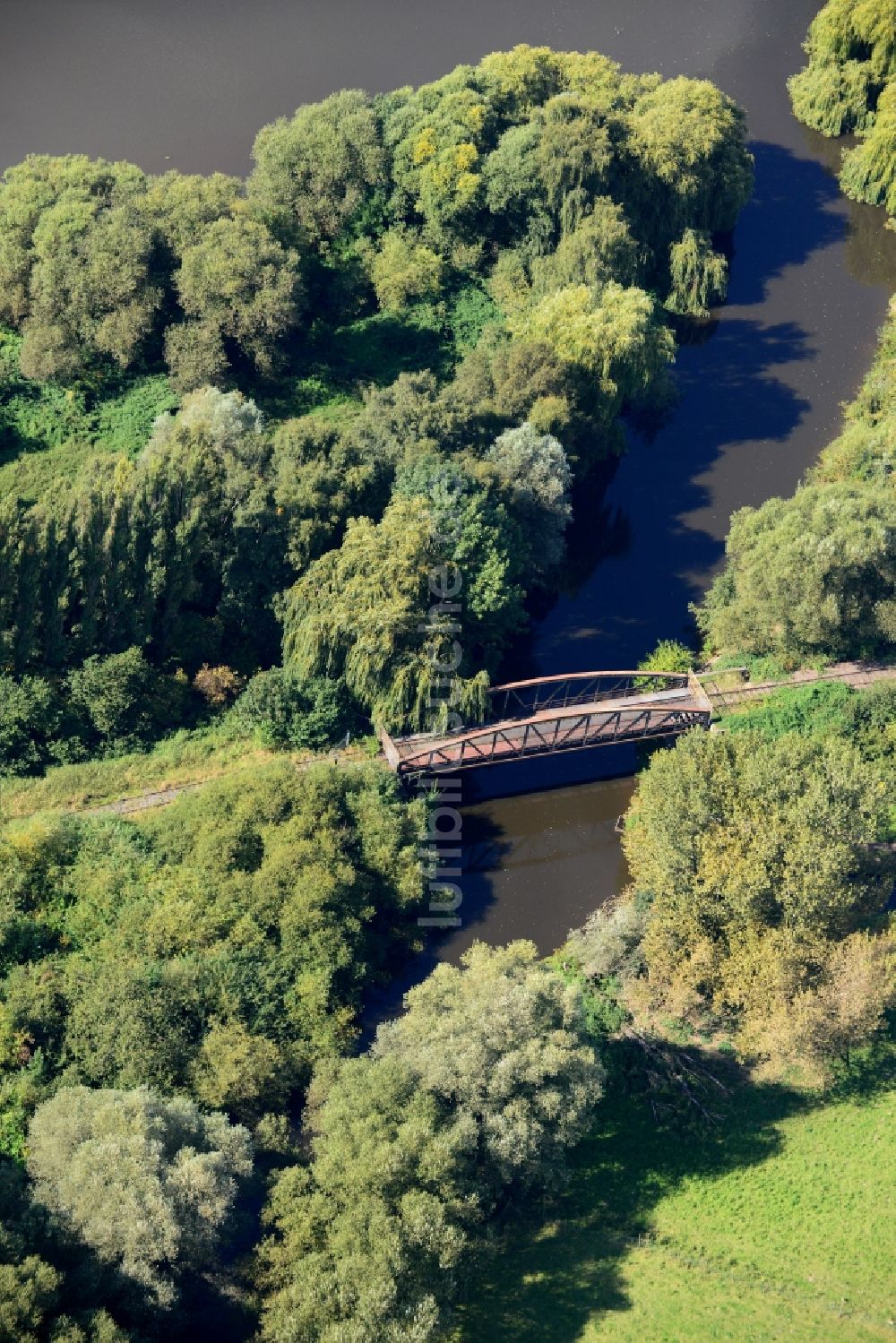 Luftaufnahme Hamburg - Stillgelegte Eisenbahnbrücke Auetiefbrücke in Hamburg-Finkenwerder