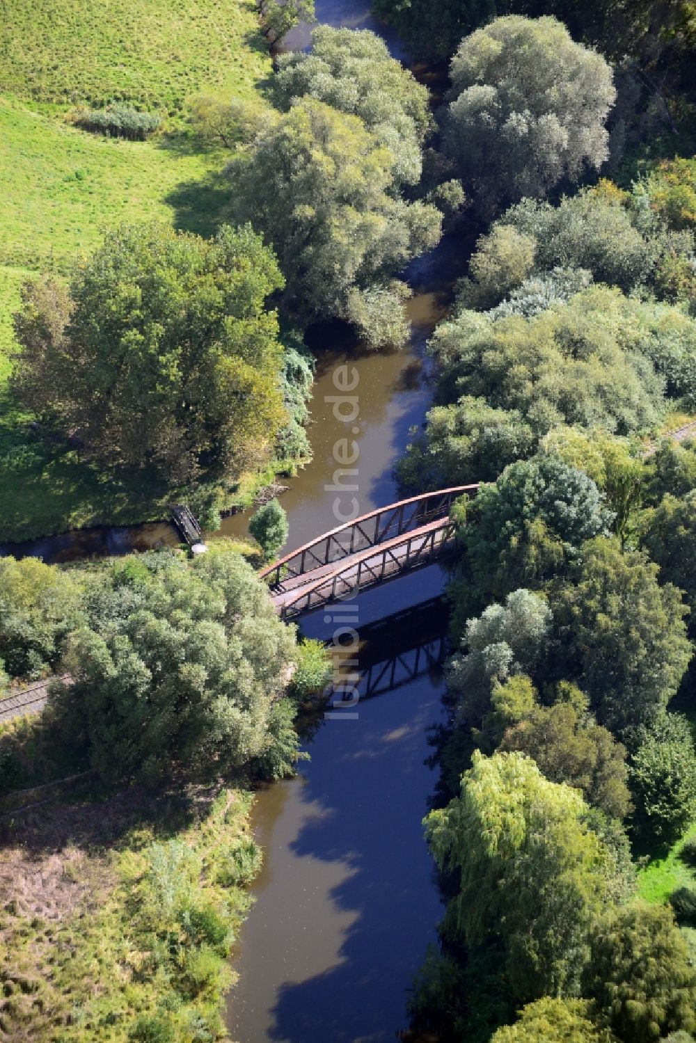 Hamburg aus der Vogelperspektive: Stillgelegte Eisenbahnbrücke Auetiefbrücke in Hamburg-Finkenwerder