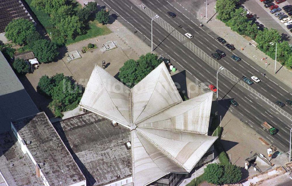 Luftbild Berlin - Stillgelegte Gaststätte Ahornblatt am Spittelmarkt in Berlin-Mitte.