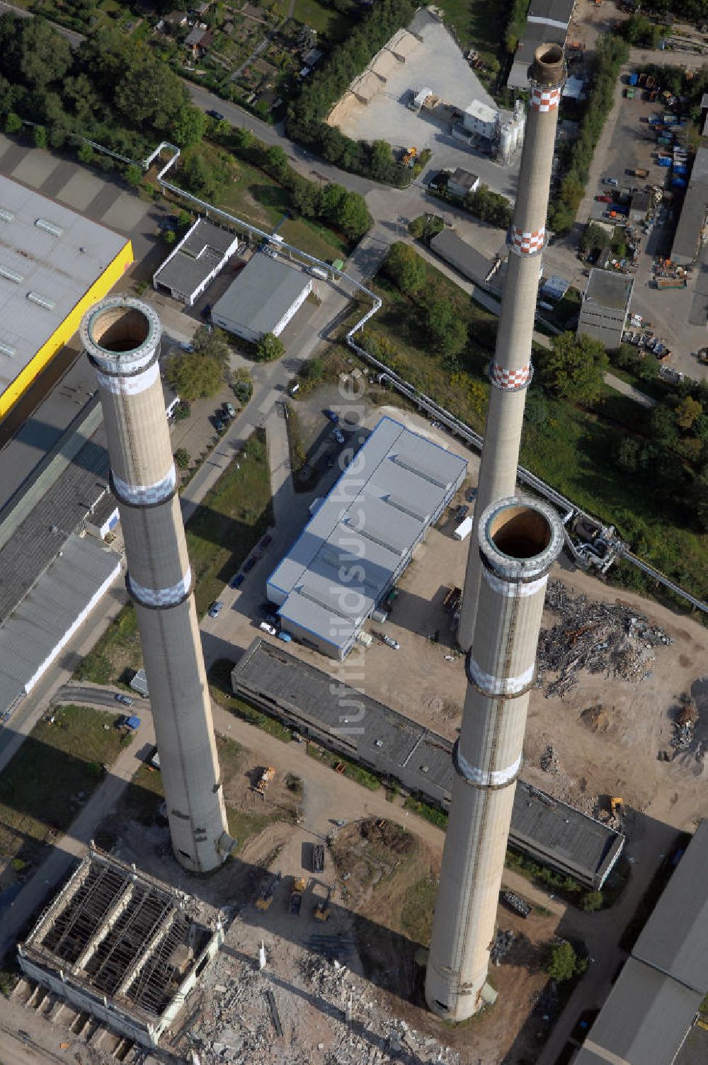 GERA von oben - Stillgelegte Schornsteine des alten Heizkraftwerkes Gera-Nord