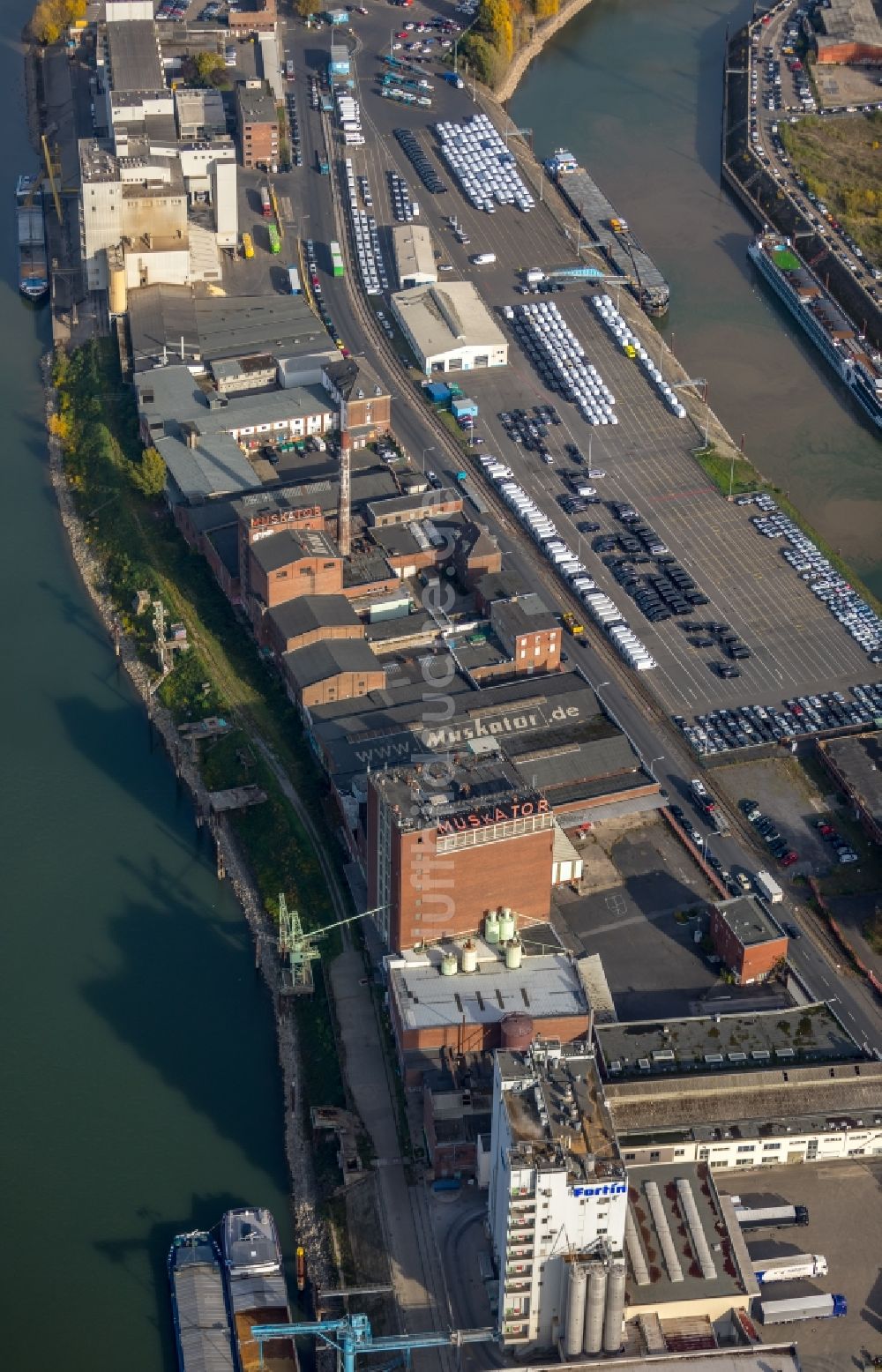 Düsseldorf von oben - Stillgelegte Silo und Getreide- Speicher mit angrenzenden Lagerhallen der MUSKATOR AG in Düsseldorf im Bundesland Nordrhein-Westfalen, Deutschland