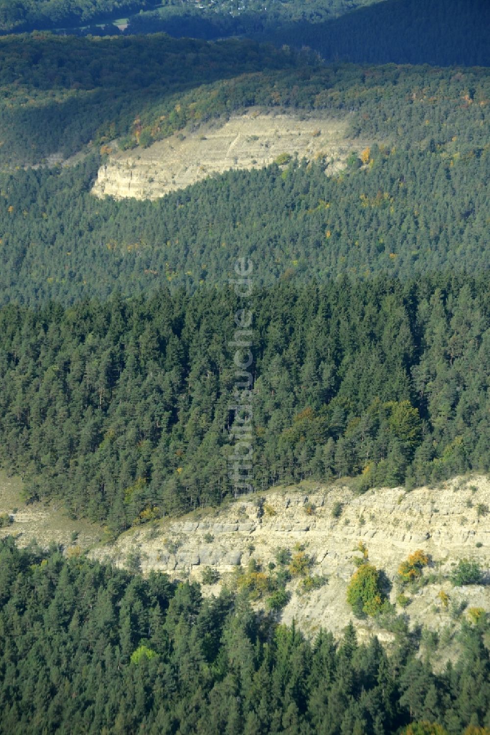 Wipfratal aus der Vogelperspektive: Stillgelegter renaturierter Steinbruch am Bergmassiv Ziegenried in Wipfratal im Bundesland Thüringen