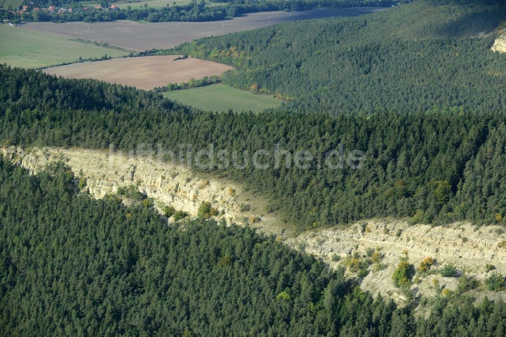 Luftaufnahme Wipfratal - Stillgelegter renaturierter Steinbruch am Bergmassiv Ziegenried in Wipfratal im Bundesland Thüringen